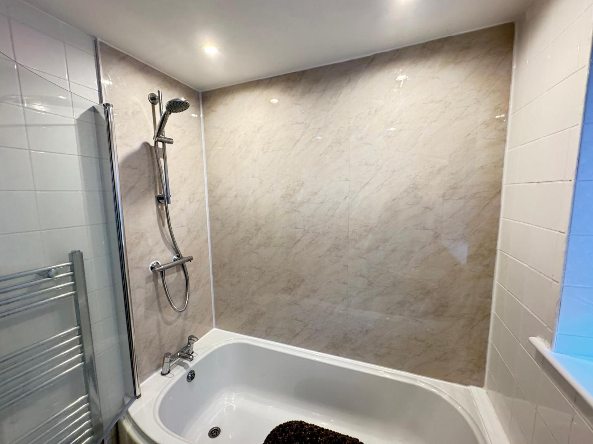 The Vogue Stay, 3 Bedrooms, 2 Bathrooms, Ideal For Jr & Oxford Hospitals, Free Carpark, Conveniently Located For Ring Road Access, 2 Miles From Oxford City Centre Easy Car & Bus Route Zewnętrze zdjęcie